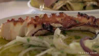 在餐厅吃海鲜的特写镜头，吃着浇上柠檬汁的炸章鱼